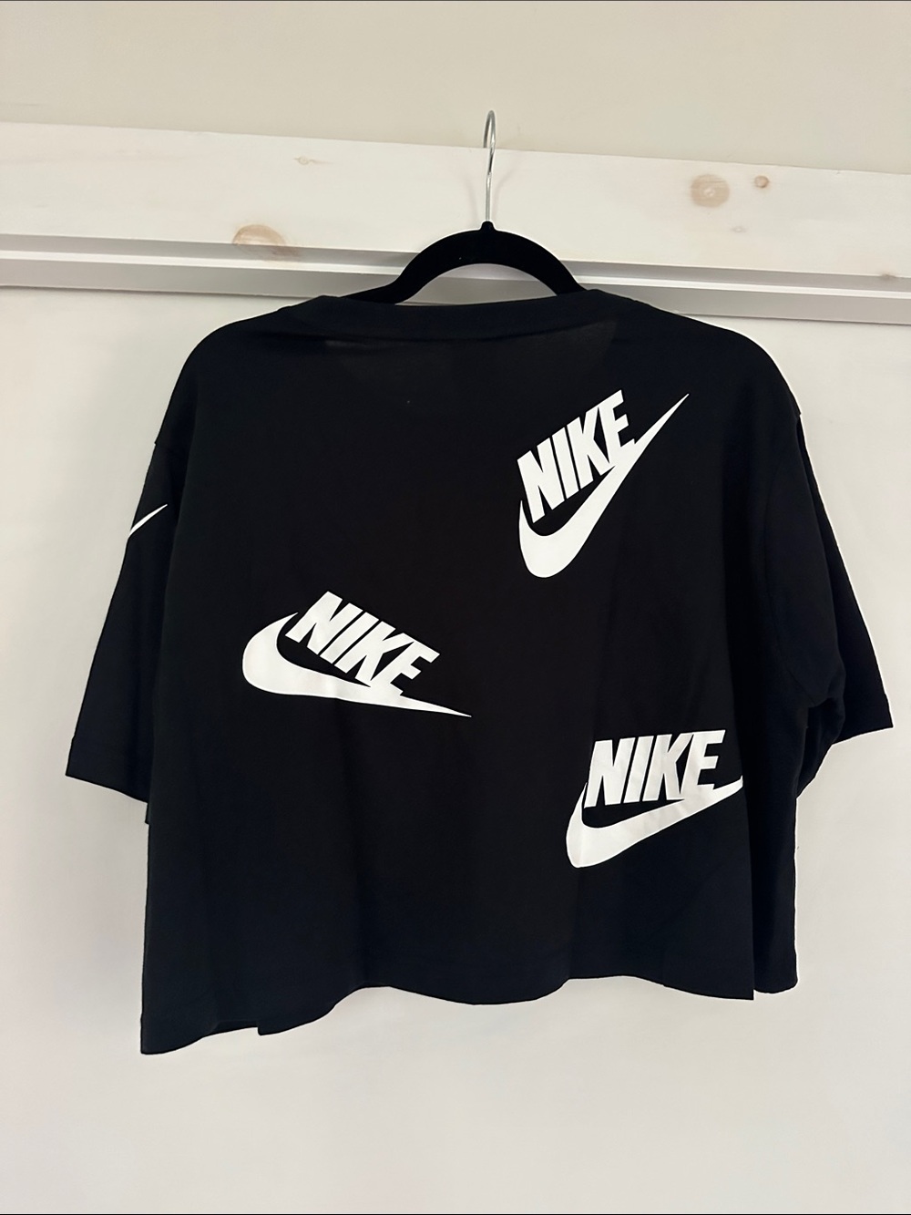 Nike Black Cropped Tee with White Logo Pattern size Large - Picture 4 of 4